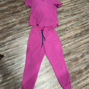 Figs women’s sz M scrub set - high waist Zamora joggers & Catarina top, fuschia